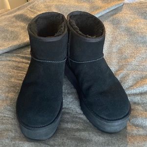 EUC Ugg black platform short boot sz 9